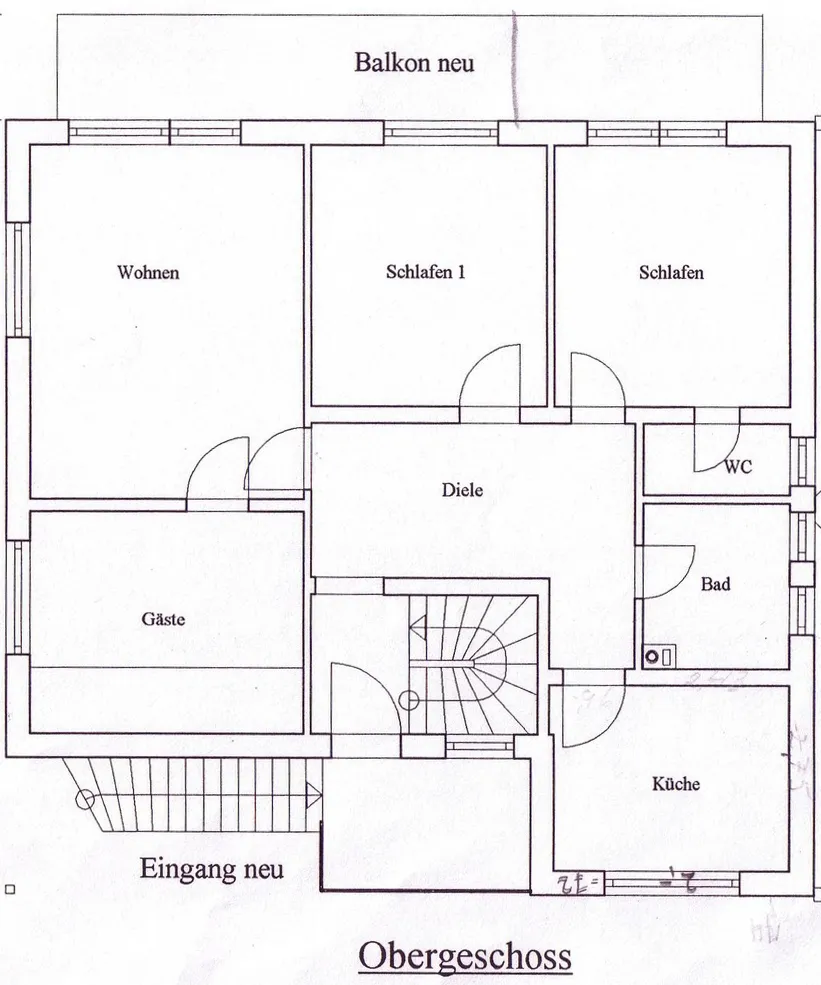 Grundriss des Obergeschosses mit Wohnzimmer, zwei Schlafzimmern, Gästezimmer, Diele, Küche, Bad, WC, neuem Balkon und separatem Eingang.